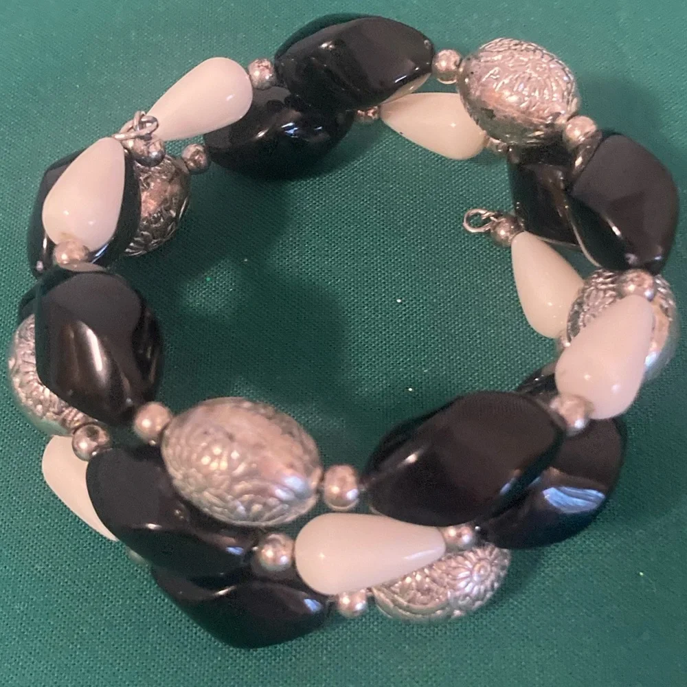 Elegant Black and White Beaded Bracelet